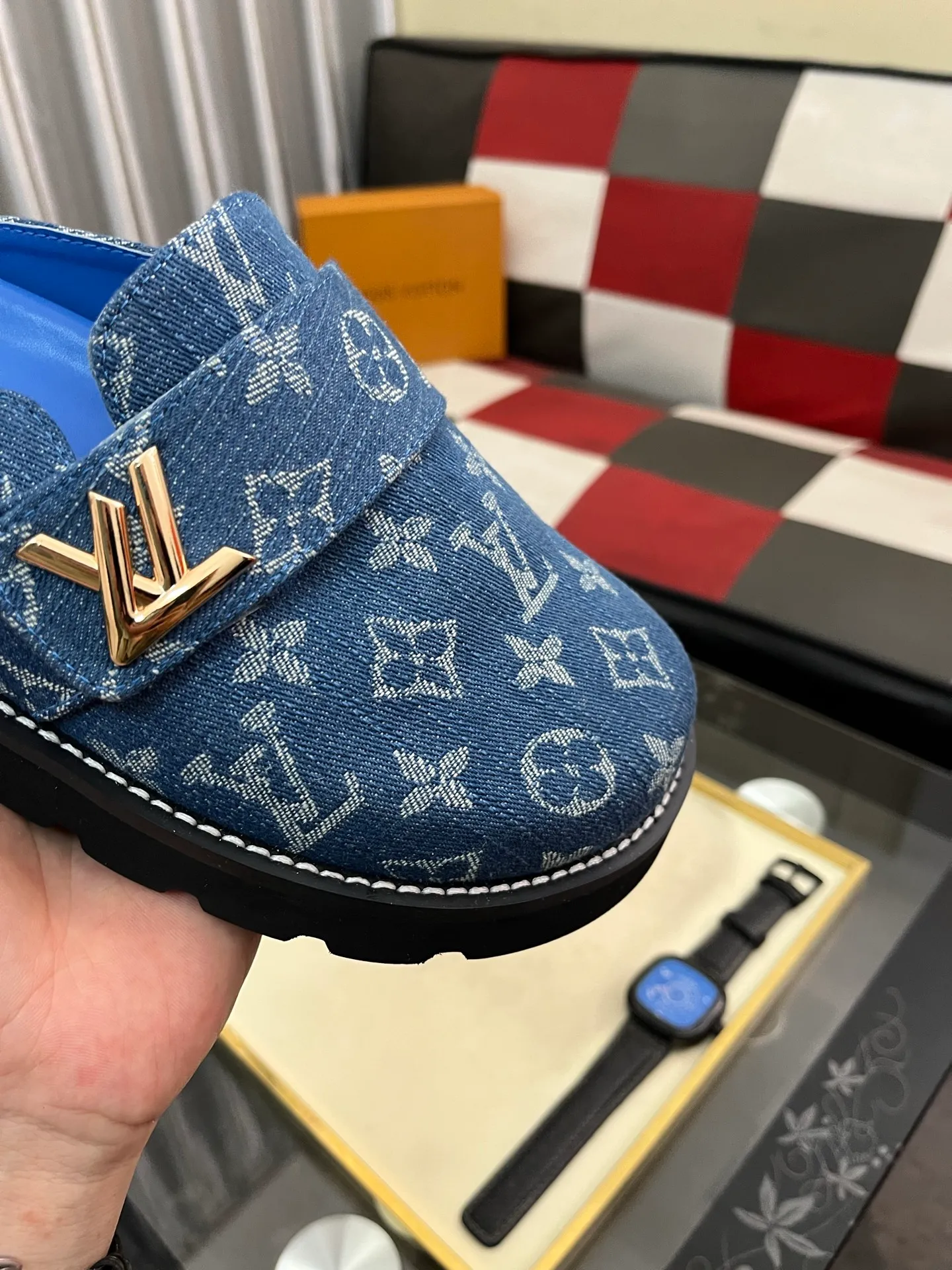 Men's men's shoes 💰420⌚️⌚️lv new Baotou half-slippers winterbreak comfert flat slippers lv letter and monogram floral embellished leather pattern, with sheepskin lining, suitable for indoor and outdoor wear. The water table is made of high-density foam material, which is light and comfortable. The sole has a certain thickness and the anti-aging effect is also good! Premium size: 38-444️⃣Colors available